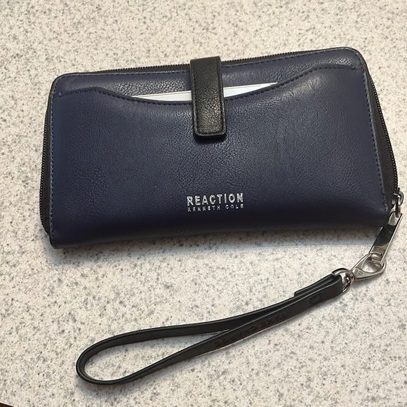 Reaction Kenneth Cole Navy blue wristlet wallet - Picture 10 of 10